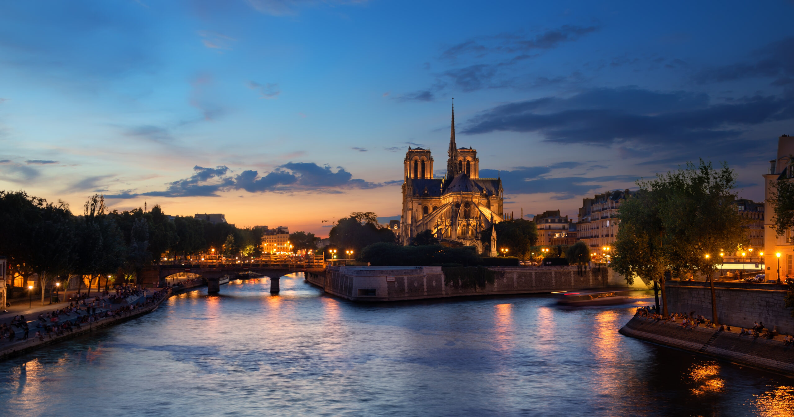 Notre Dame de Paris intern abroad in paris